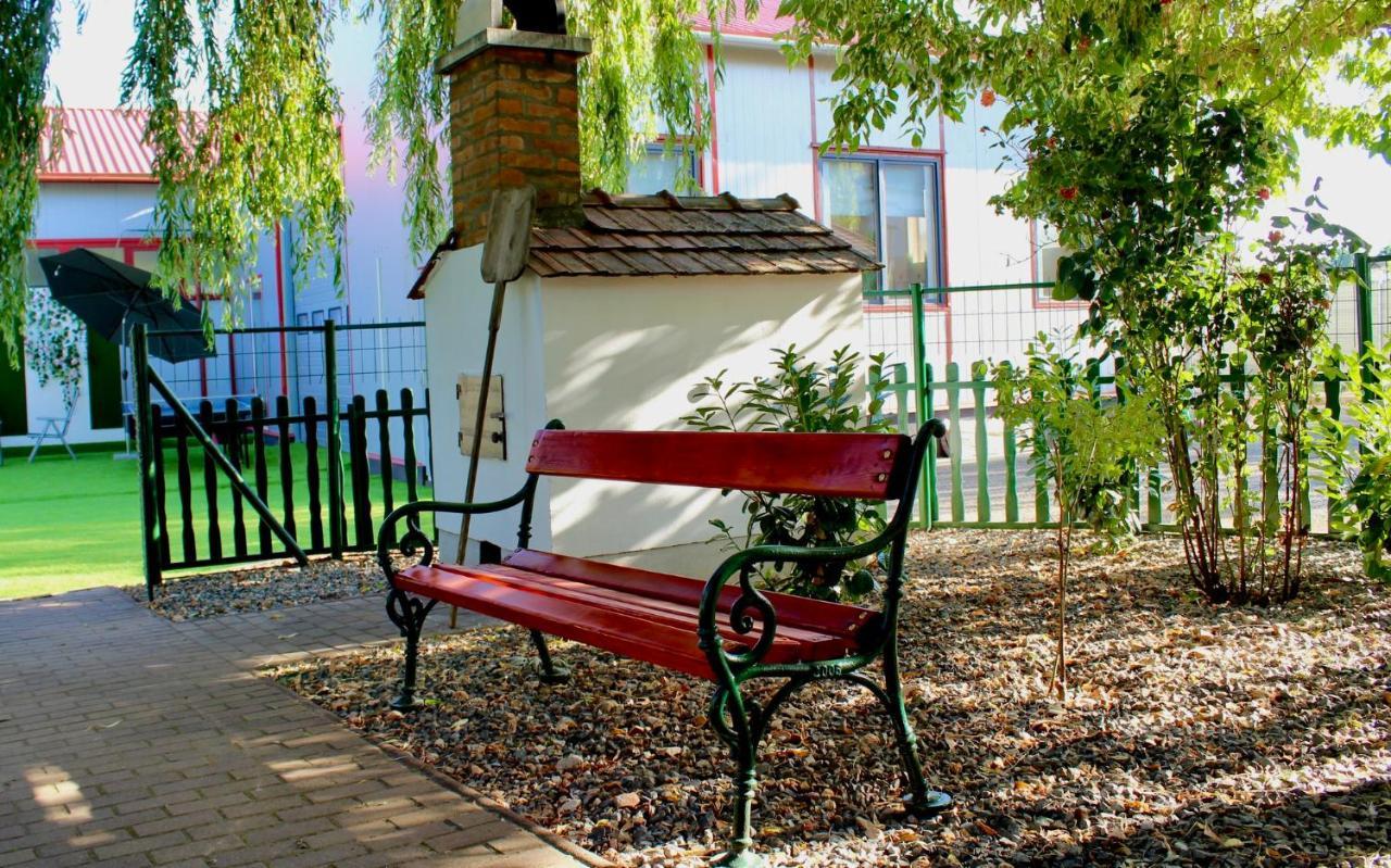 Applegarden Villa Debrecen Ngoại thất bức ảnh